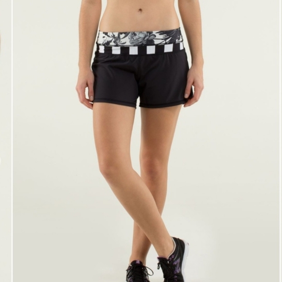 Lululemon Athletica Groovy Run Shorts Black Straightup Stripe Brisk Bloom Size 6 - Picture 1 of 12